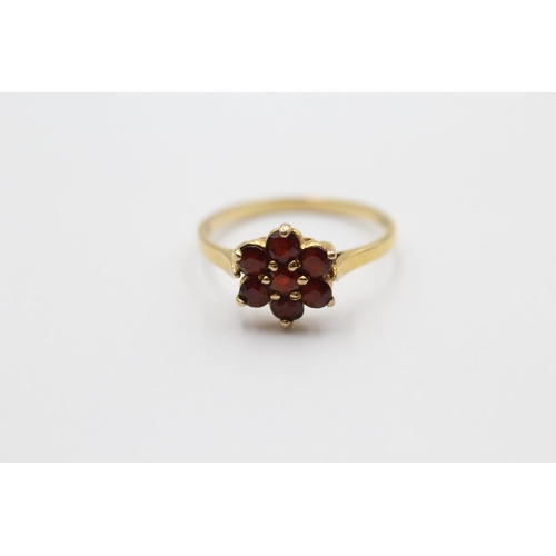 134 - 9ct Gold Garnet Floral Cluster Dress Ring (1.7g) size N