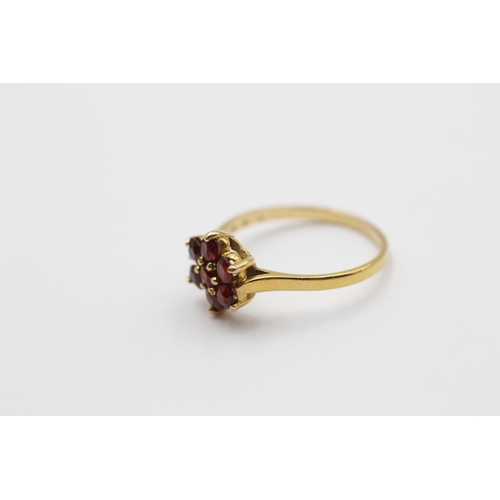 134 - 9ct Gold Garnet Floral Cluster Dress Ring (1.7g) size N