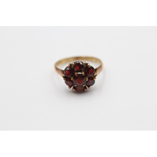 136 - 9ct Gold Garnet Floral Cluster Dress Ring (2.8g) size L