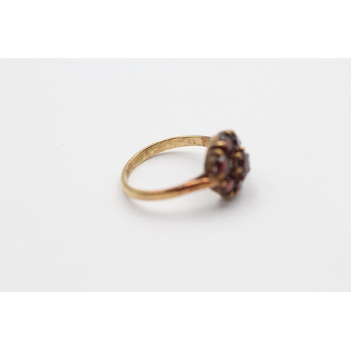 136 - 9ct Gold Garnet Floral Cluster Dress Ring (2.8g) size L