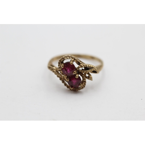 140 - 9ct Gold Ruby Toi & Moi Intertwined Ornate Bypass Ring (1.9g) size K