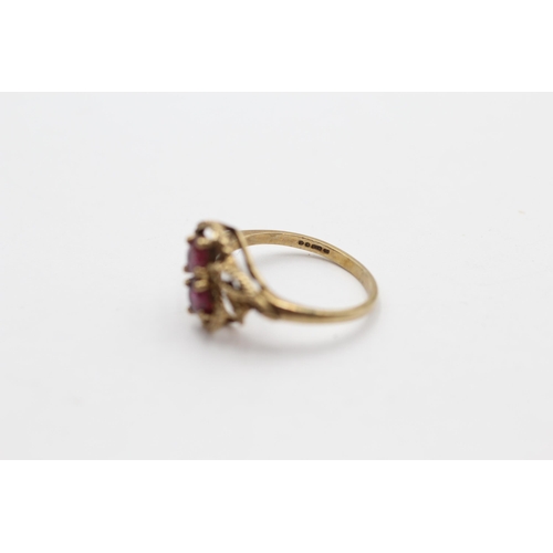 140 - 9ct Gold Ruby Toi & Moi Intertwined Ornate Bypass Ring (1.9g) size K