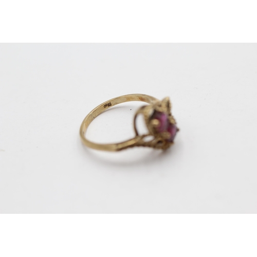 140 - 9ct Gold Ruby Toi & Moi Intertwined Ornate Bypass Ring (1.9g) size K