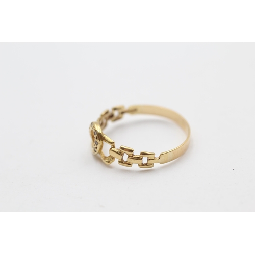 144 - 9ct Gold Diamond Paved Loop Detail Chain Detail Shoulders Statement Ring (2.1g) size R1/2