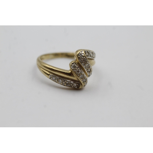 147 - 9ct White And Yellow Gold Diamond Paved Zig Zag Ribbon Fold Modernist Statement Ring (2.7g) size M