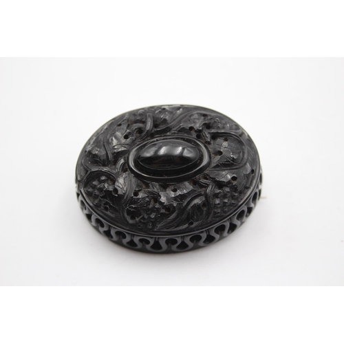 161 - A Large Victorian Carved Jet Mourning Brooch (46g)