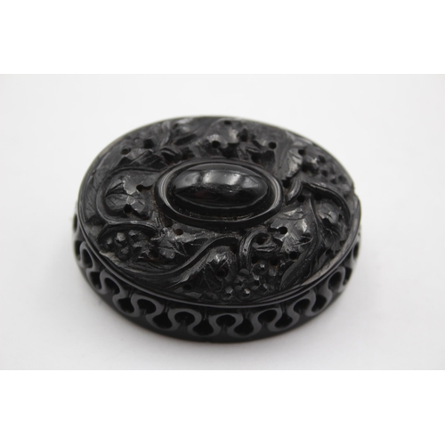 161 - A Large Victorian Carved Jet Mourning Brooch (46g)