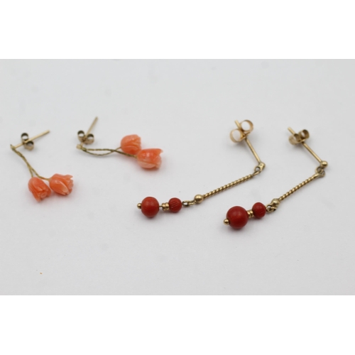 61 - 2x 9ct Gold Coral Tassel Drop Paired Stud Earrings (2g)