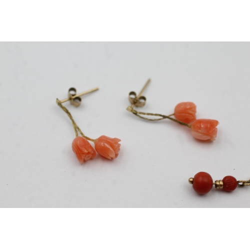 61 - 2x 9ct Gold Coral Tassel Drop Paired Stud Earrings (2g)