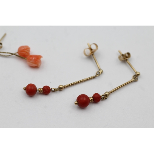 61 - 2x 9ct Gold Coral Tassel Drop Paired Stud Earrings (2g)