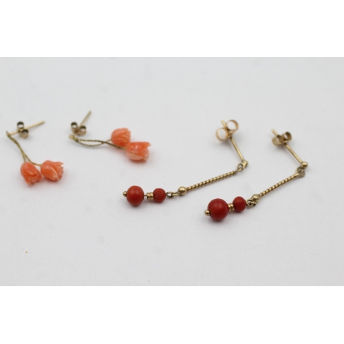 61 - 2x 9ct Gold Coral Tassel Drop Paired Stud Earrings (2g)