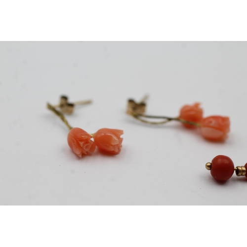 61 - 2x 9ct Gold Coral Tassel Drop Paired Stud Earrings (2g)