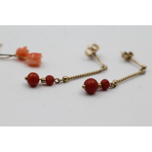 61 - 2x 9ct Gold Coral Tassel Drop Paired Stud Earrings (2g)