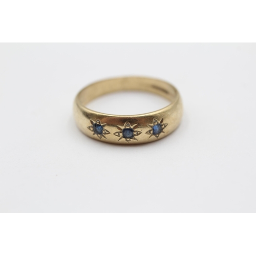 78 - 9ct Gold Vintage Sapphire Star Etched Gypsy Setting Ring (3.2g) size S1/2