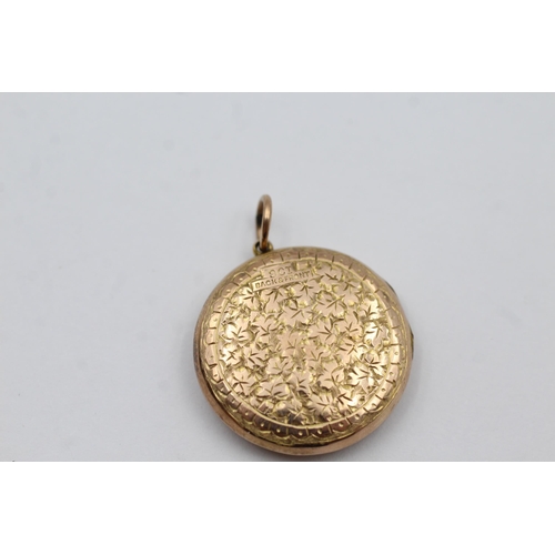 81 - 9ct Back & Front Gold Antique Etched Round Locket (3.5g)