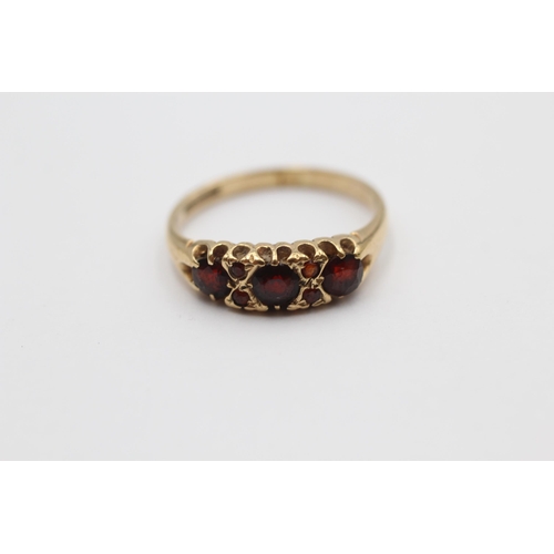 82 - 9ct Gold Garnet Highlighted Trilogy Ornate Ring (1.8g) size M