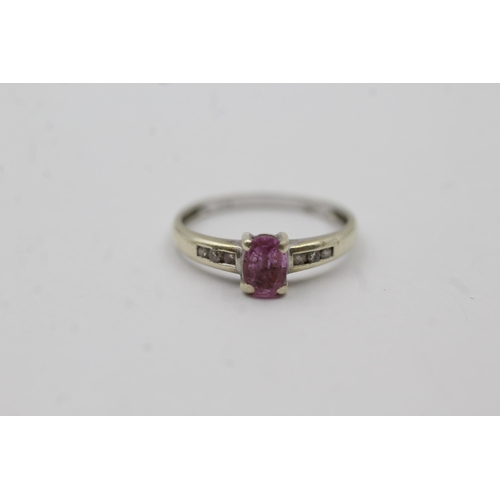 85 - 9ct White Gold Diamond And Pink Sapphire Solitaire And Shoulder Set Ring (1.5g) size L