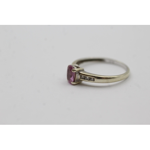 85 - 9ct White Gold Diamond And Pink Sapphire Solitaire And Shoulder Set Ring (1.5g) size L