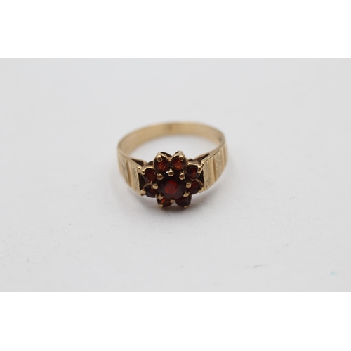 93 - 9ct Gold Garnet Floral Cluster Textured Shoulders Dress Ring (2.5g) size K