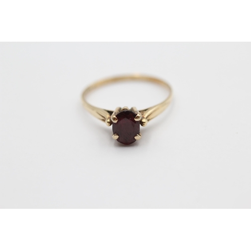 95 - 9ct Gold Garnet Oval Cut High Profile Setting Solitaire Ring (1.3g) size M1/2