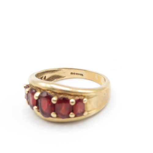 10 - 9ct gold ring with garnets size Q  4.5g