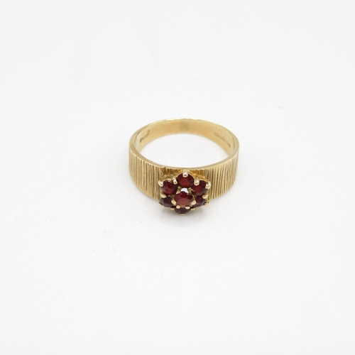 111 - 9ct gold and garnet bark effect ring size P  3.8g