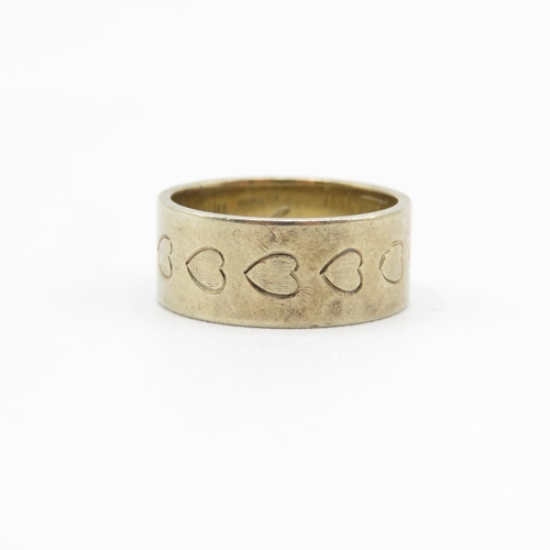 12 - 9ct gold ring engraved with hearts size K  5.4g