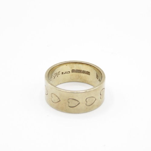 12 - 9ct gold ring engraved with hearts size K  5.4g