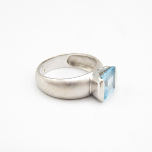 179 - 18ct white textured gold with aquamarine size N  5.8g