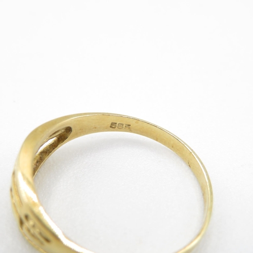 189 - 14ct gold ring size O  1.5g