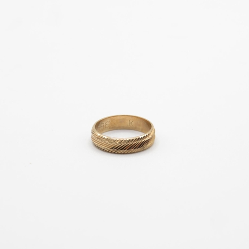 26 - 9ct gold ring with engraving size K  2.6g