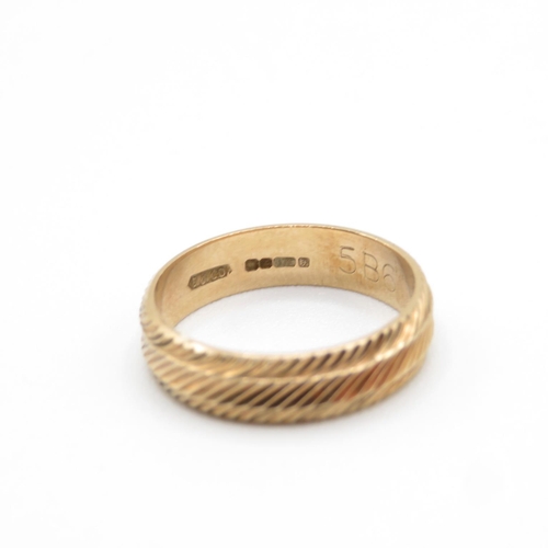 26 - 9ct gold ring with engraving size K  2.6g