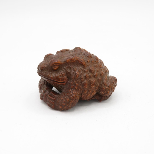 267 - Carved fruitwood toad grasping a pearl with incredible detailing - no damage - 55mm long