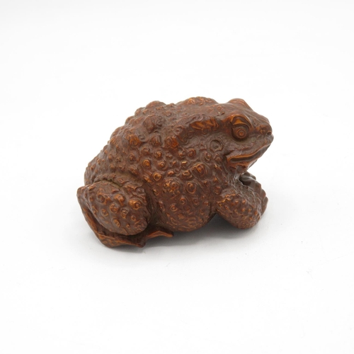 267 - Carved fruitwood toad grasping a pearl with incredible detailing - no damage - 55mm long