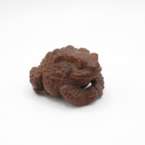 267 - Carved fruitwood toad grasping a pearl with incredible detailing - no damage - 55mm long