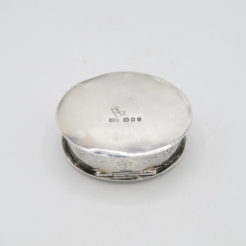 272 - Silver and agate snuff box with full English HM no damage to agate  65mm long  75.8g