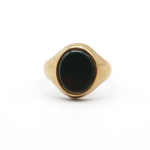 30 - 9ct gold ring with bloodstone size P  4.9g