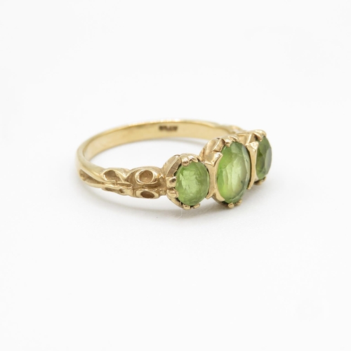 4 - 9ct gold ring with green stones size )  3.4g