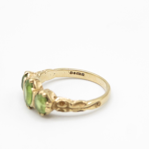 4 - 9ct gold ring with green stones size )  3.4g