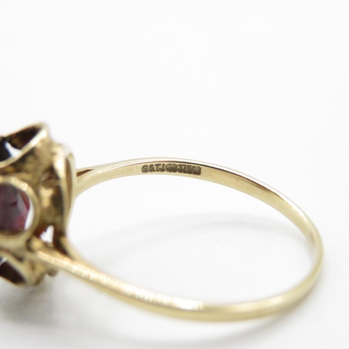 52 - 9ct gold and garnet ring size Q  2.3g