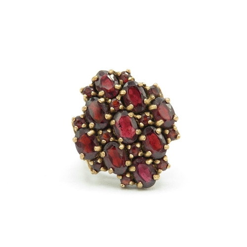 54 - 9ct gold and garnet ring size M  5.8g