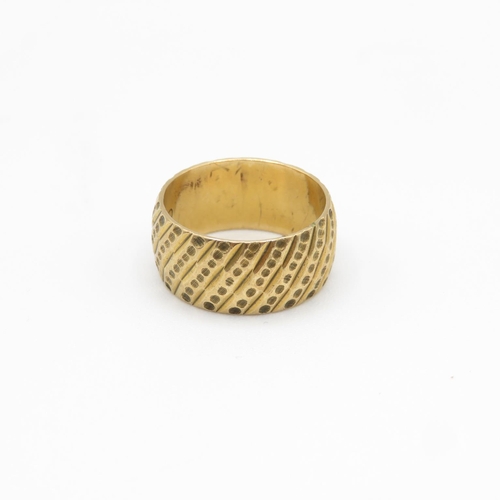 6 - 9ct gold ring size M  4.7g