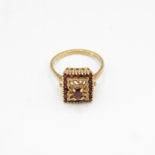 68 - 9ct gold and garnet ring size O  4.4g