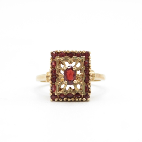 68 - 9ct gold and garnet ring size O  4.4g