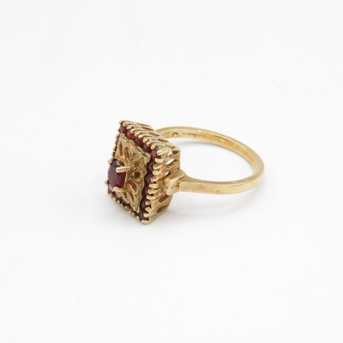 68 - 9ct gold and garnet ring size O  4.4g