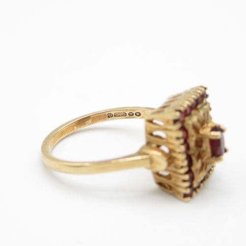 68 - 9ct gold and garnet ring size O  4.4g