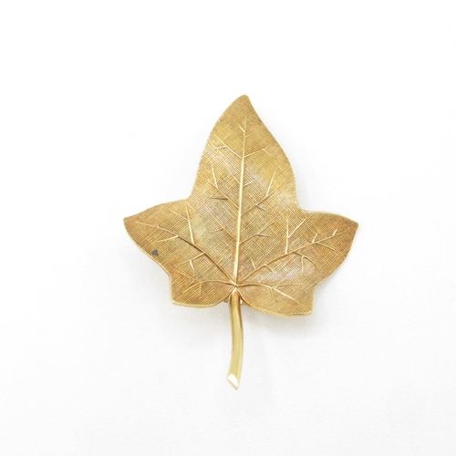 81 - 9ct gold Maple leaf brooch by P.F. 39mm long  3.1g