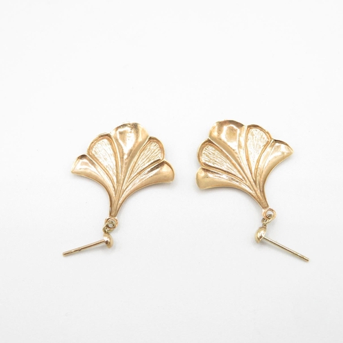 92 - 9ct gold drop fan shaped earrings  1.4g