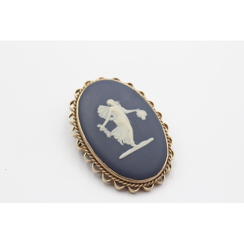 117 - 9ct Gold Jasperwood Oval Brooch With Safety Chain By Wedgwood (12.3g)