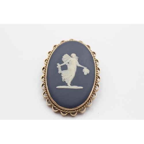 117 - 9ct Gold Jasperwood Oval Brooch With Safety Chain By Wedgwood (12.3g)